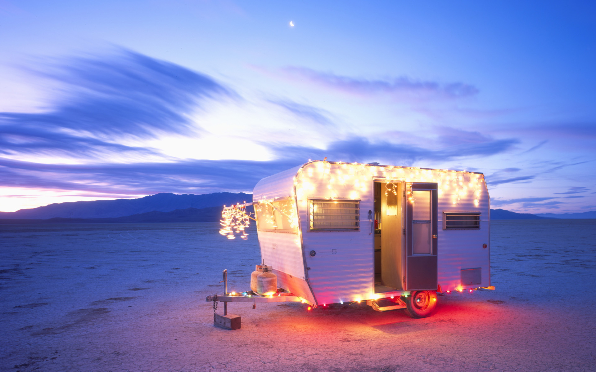 christmas-caravan-desert
